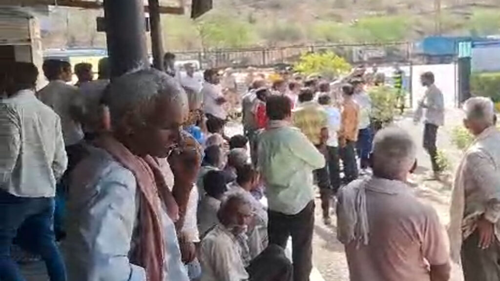 टोल प्लाजा पर लोग एकत्रित, किया प्रदर्शन